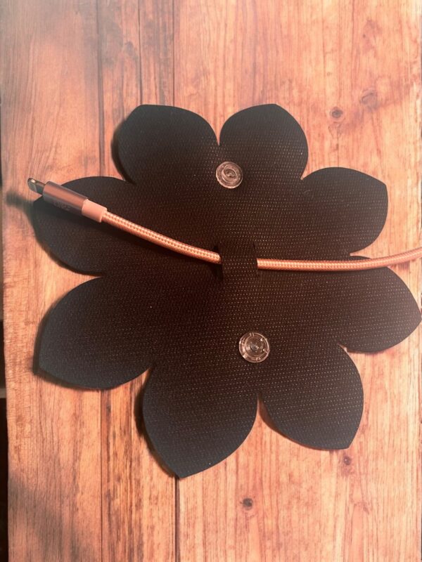 Attache câble fleur