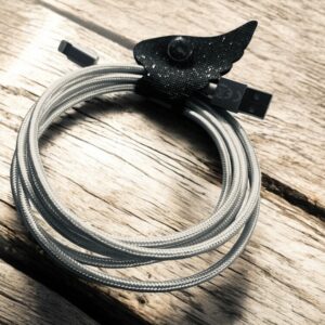 Attache câble ailes