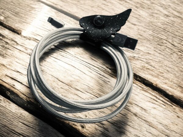 Attache câble ailes