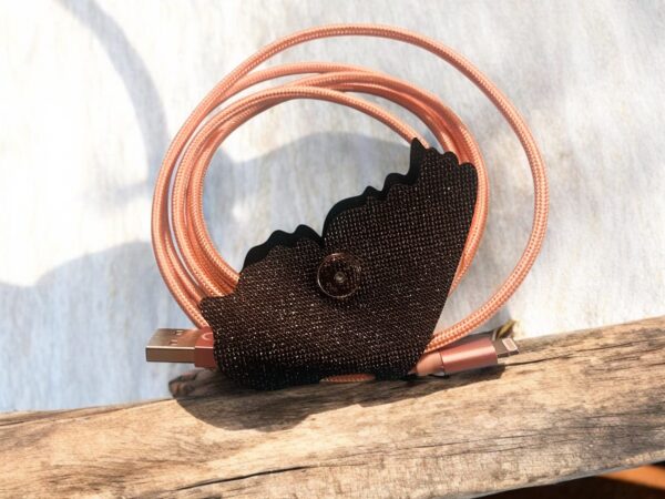 Attache câble papillon ailes dentelées