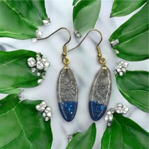 Boucles d'oreilles ovales, blanches, feuilles d'argents et paillettes bleu