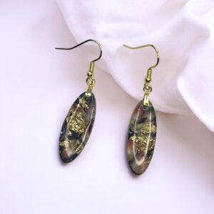 Boucles d'oreilles O8 feuilles d'or, fleur sur fond noir