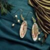 Boucles d'oreilles O8 feuilles d'or, fleur sur fond blanc