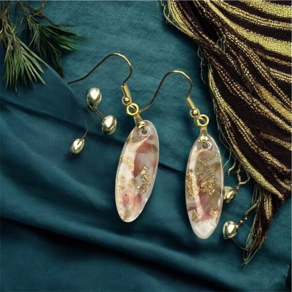 Boucles d'oreilles O8 feuilles d'or, fleur sur fond blanc