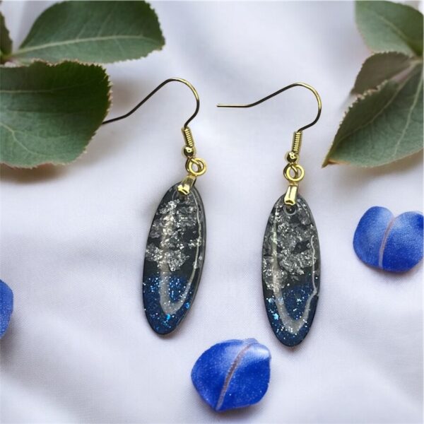 Boucles d'oreilles ovales, noire, feuilles d'argents et paillettes bleu