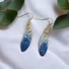 Boucles d'oreilles ovales, blanche et degradé de paillettes bleu