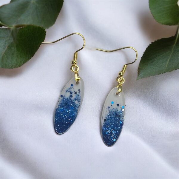 Boucles d'oreilles ovales, blanche et degradé de paillettes bleu
