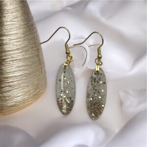 Boucles d'oreilles ovales, blanches et dégradé de paillettes dorées