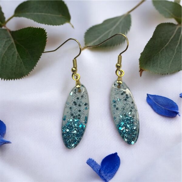 Boucles d'oreilles ovales, blanches et dégradé de paillettes turquoises
